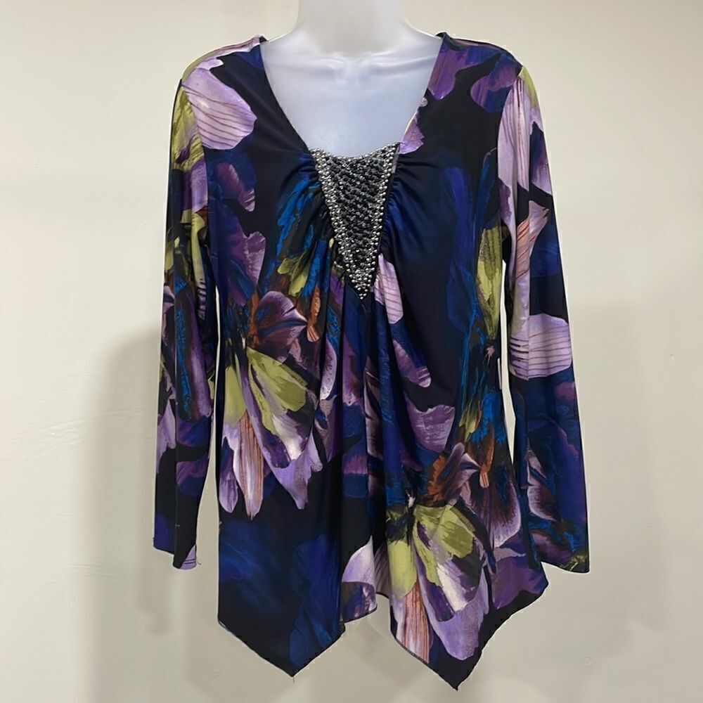 NWOT Melissa Paige Floral blouse with beadwork.  Size M 8/10